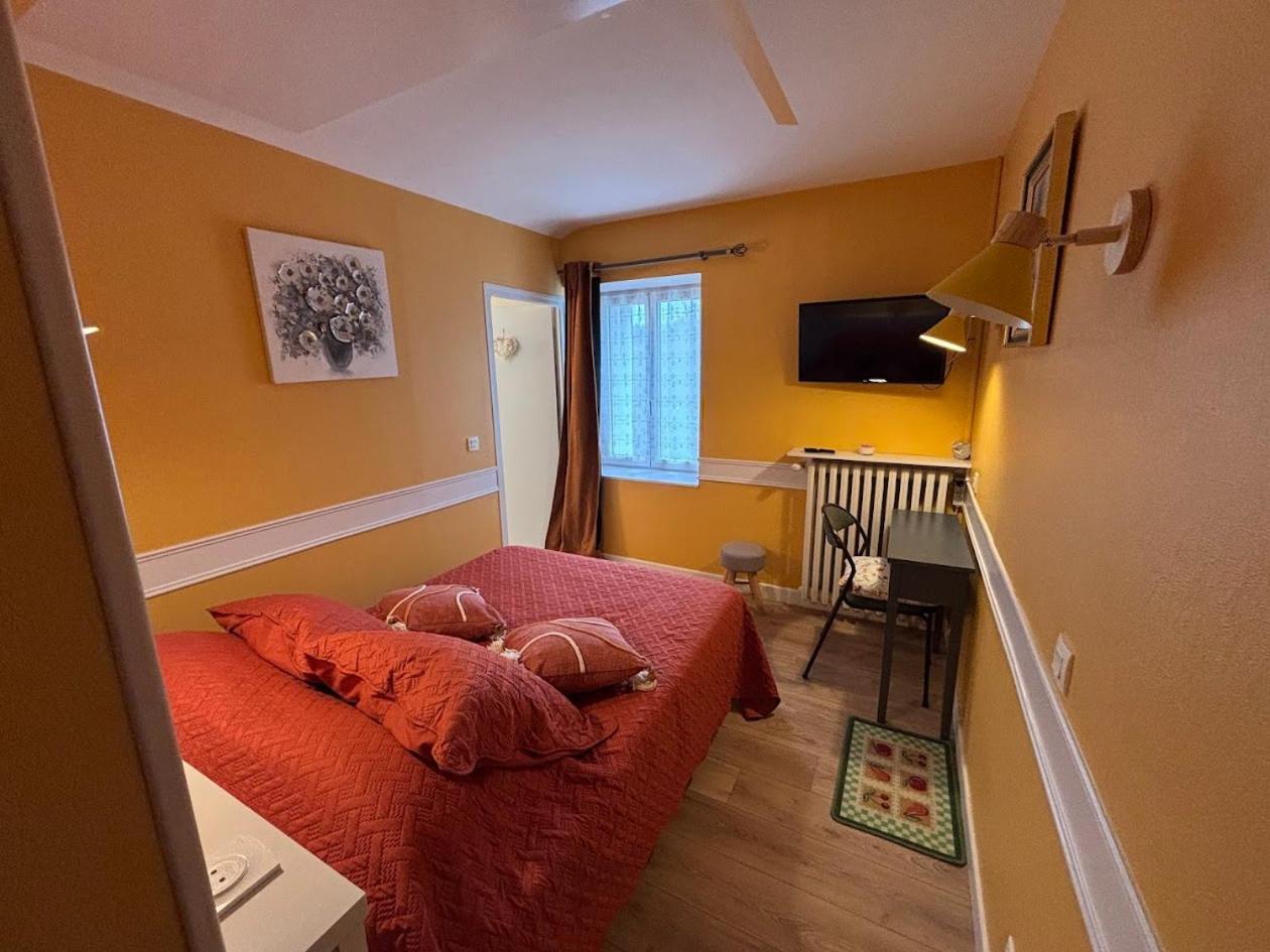 Auberge De La Normandie Junhac Экстерьер фото