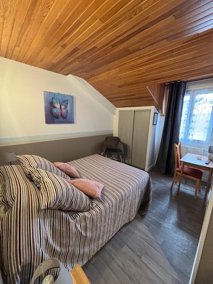 Auberge De La Normandie Junhac Экстерьер фото